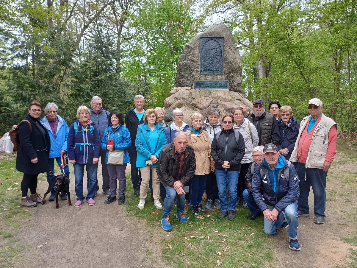 Lehnin am Denkmal Willibald Alexis